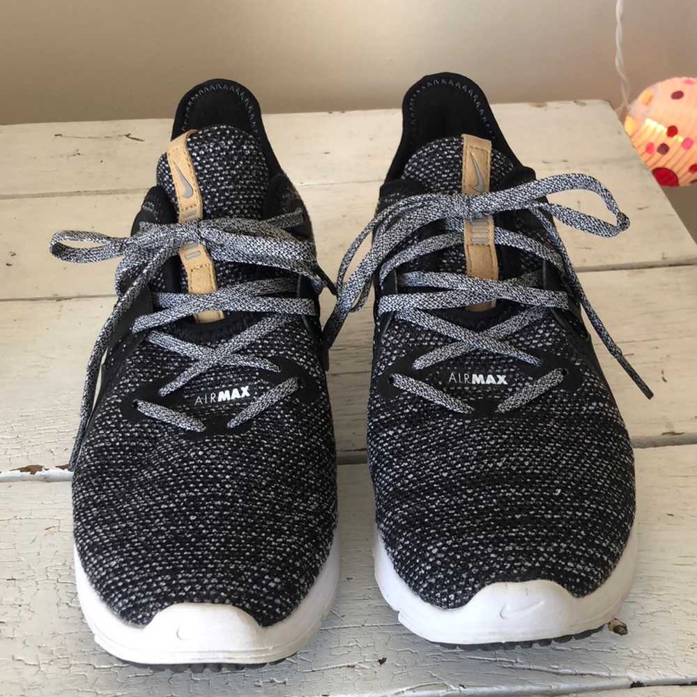 COPY - Lightly worn women’s nike tennis shoes!